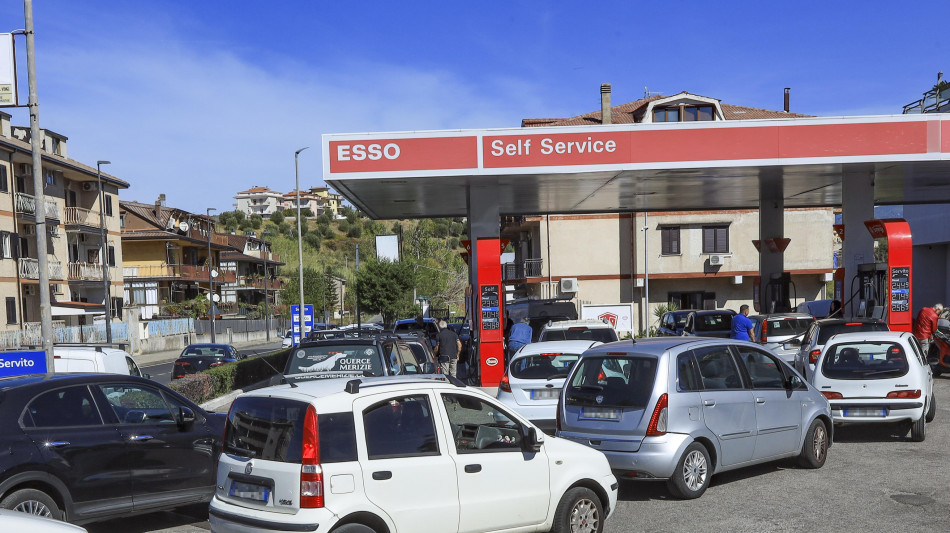 Mimit, prezzi carburanti poco mossi, benzina a 2,015 euro