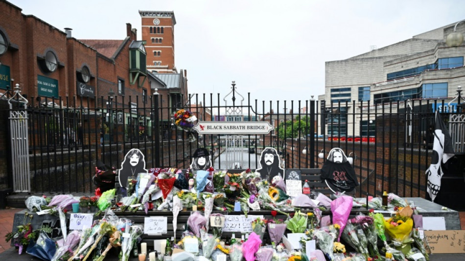 A Birmingham, les fans d'Ozzy Osbourne se recueillent en mémoire d'une "icône de la ville"