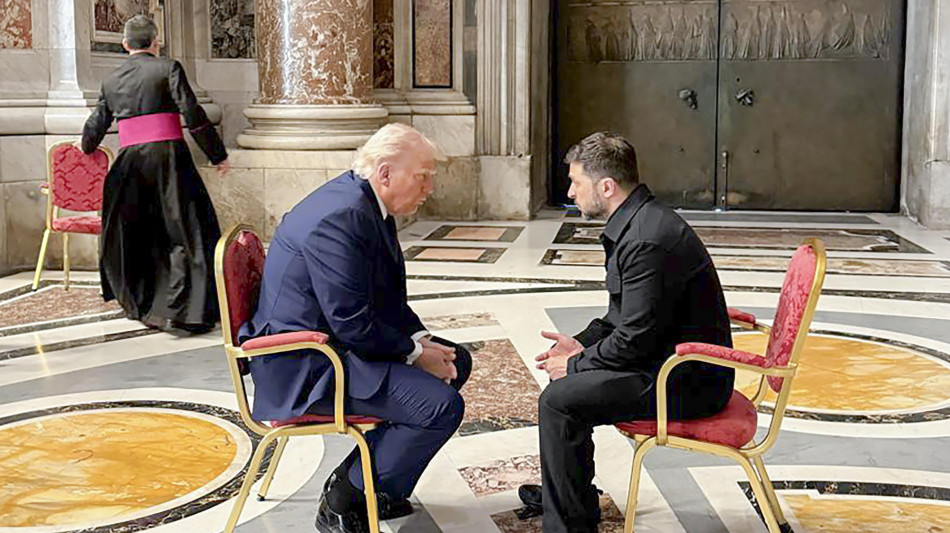 Media, 'a San Pietro Trump ha detto a Macron di non sedersi'