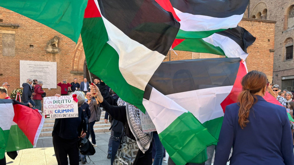 25 aprile, attivisti pro-Pal contestano Lepore: "Parla di Gaza"