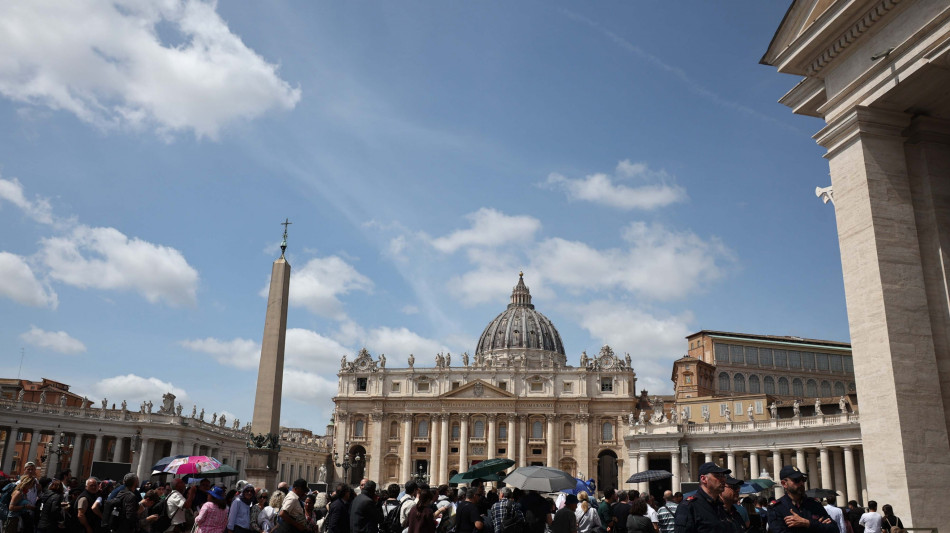 Questura, a piazza San Pietro 50 mila, chiusa la piazza
