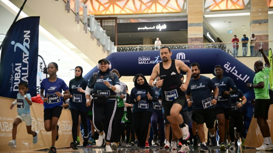 Con temperaturas de 50 &ordm;C en Dub&aacute;i, los corredores hacen ejercicio bajo techo