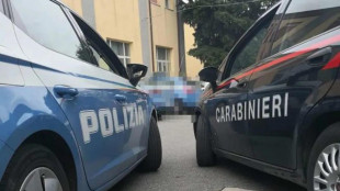Morto l'uomo accoltellato in spiaggia a Savona, si cerca l'omicida