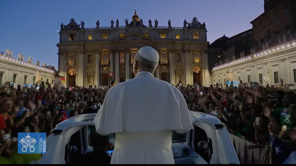Il Papa entusiasma 120mila giovani, "gridate per la pace"