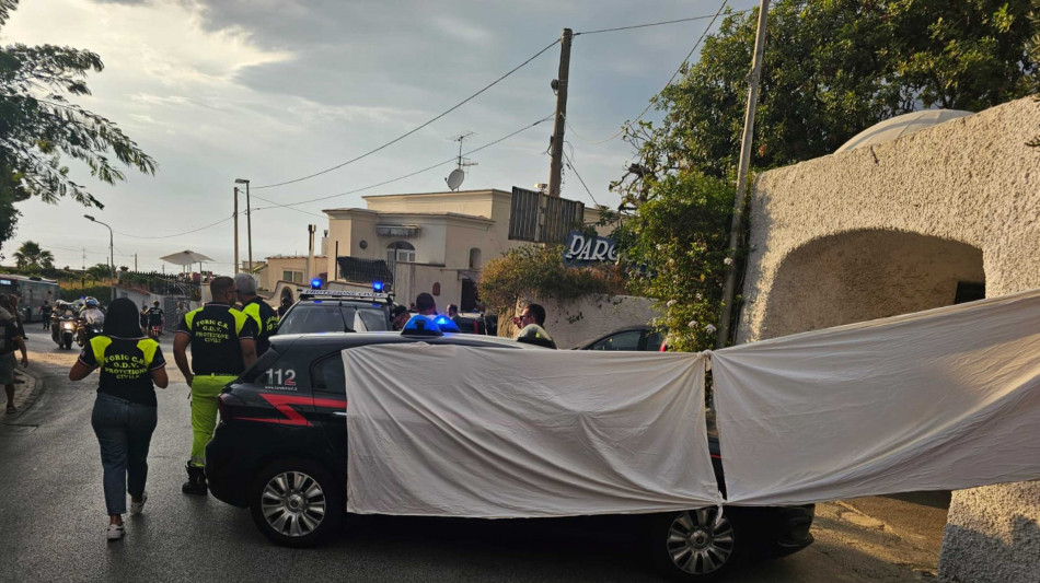 Sparatoria in bar a Forio d'Ischia, tre morti