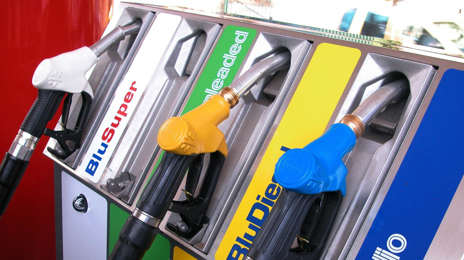Aumenti per i carburanti, gasolio self in autostrada a 2,011