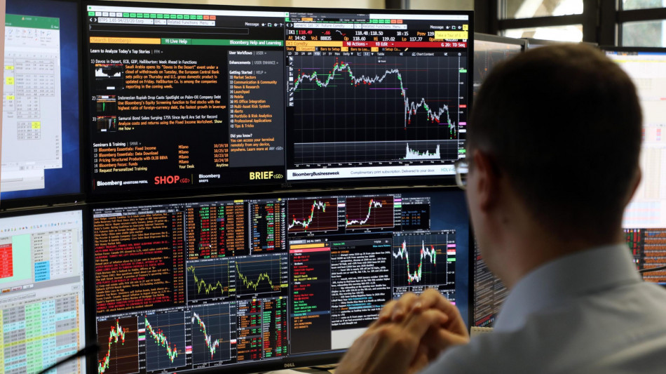 Borsa: Milano tiene a +0,18%, lo spread risale a 80 punti