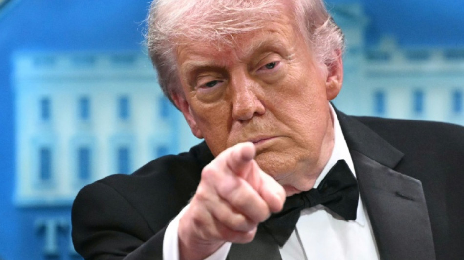 Trump anuncia aumento de 25% em tarifas sobre carros e caminh&otilde;es da UE