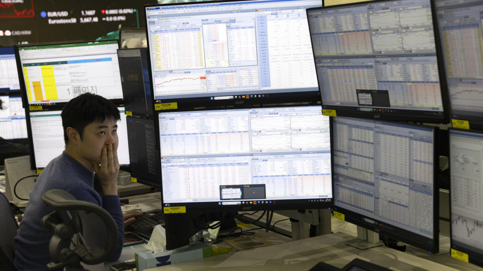 Borsa: l'Asia chiude in calo, si guarda all'economia cinese