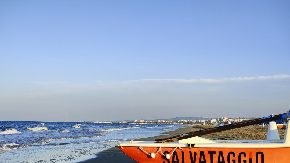Giovane salva due persone in mare nel Ferrarese e muore