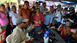 Familiares "desesperados" desconf&iacute;an de operativo de rescate de mineros en M&eacute;xico