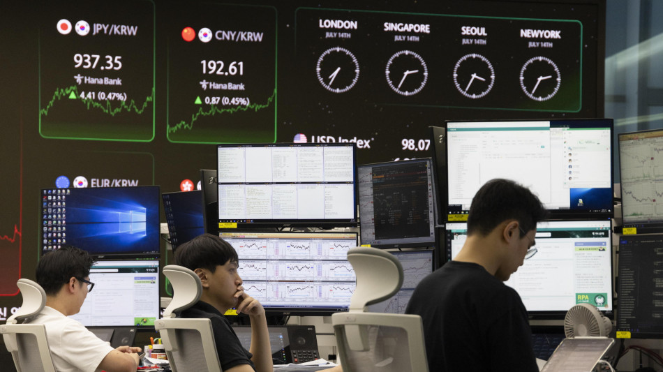 Borsa: l'Asia chiude fiacca tra dazi e scommesse sui tassi
