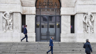Borsa: Milano apre piatta poi sale (+0,3%), bene Stellantis