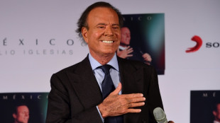 Julio Iglesias prepara su defensa ante denuncias de abusos sexuales, seg&uacute;n revista Hola
