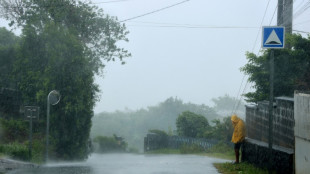 R&eacute;union: le cyclone Batsirai s'&eacute;loigne et laisse un bateau &eacute;chou&eacute; sur la c&ocirc;te