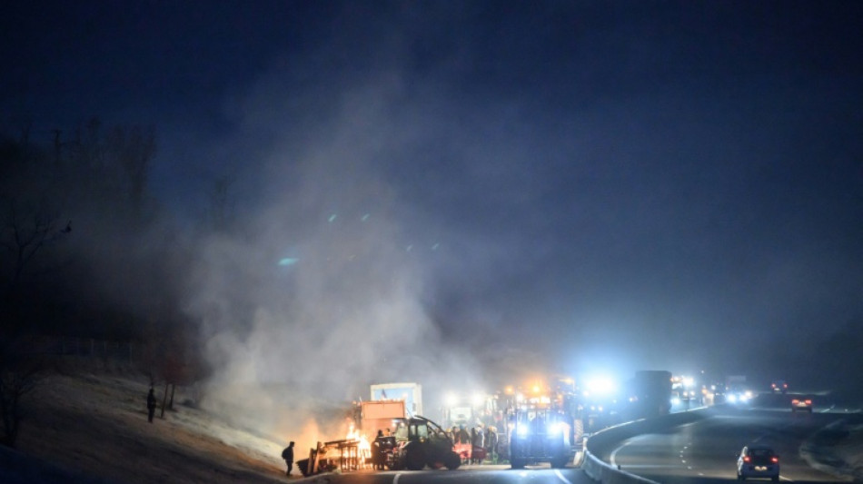 Col&egrave;re agricole: une centaine de tracteurs de la Coordination rurale fait route vers Paris