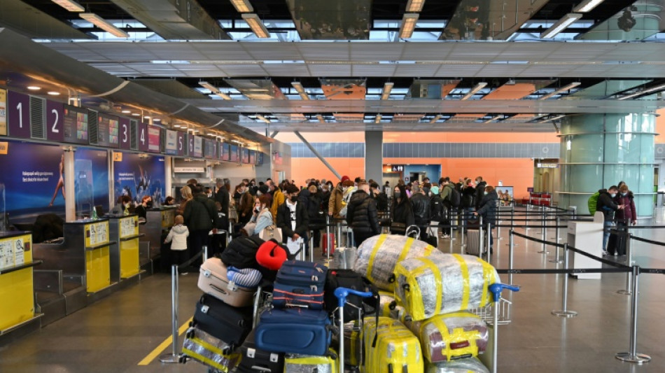 A l'a&eacute;roport de Kiev, les &eacute;trangers entre la peur et le scepticisme