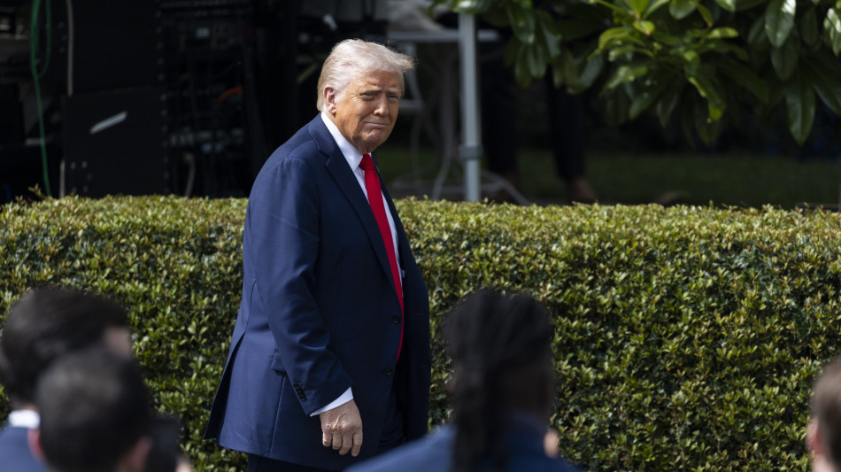 Trump, valuto esenzione temporanea dazi sulle auto