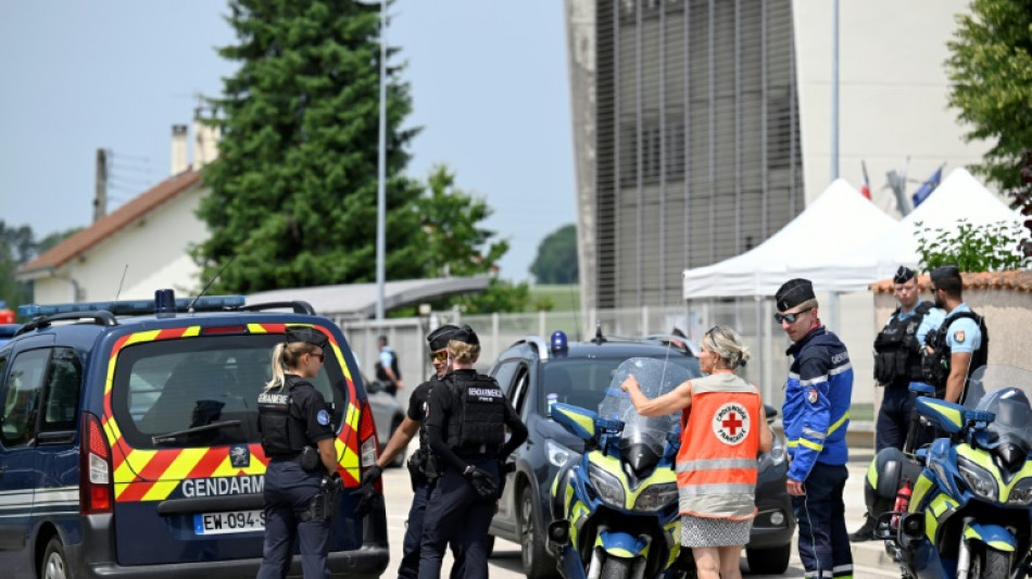 Adolescente detido por matar assistente escolar na Fran&ccedil;a diz que queria atacar qualquer uma delas