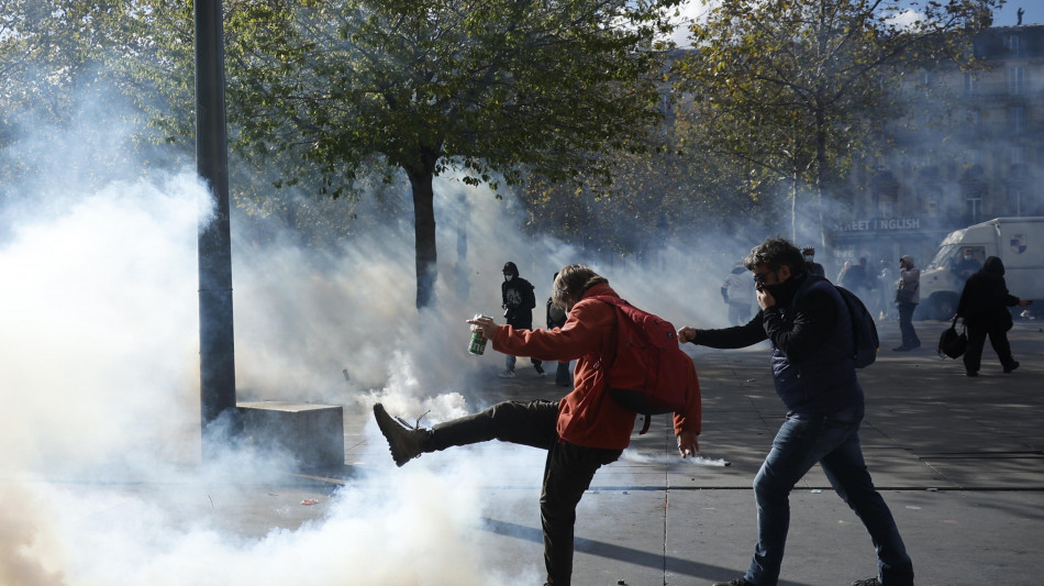 Nuovi scontri e saccheggi a Parigi