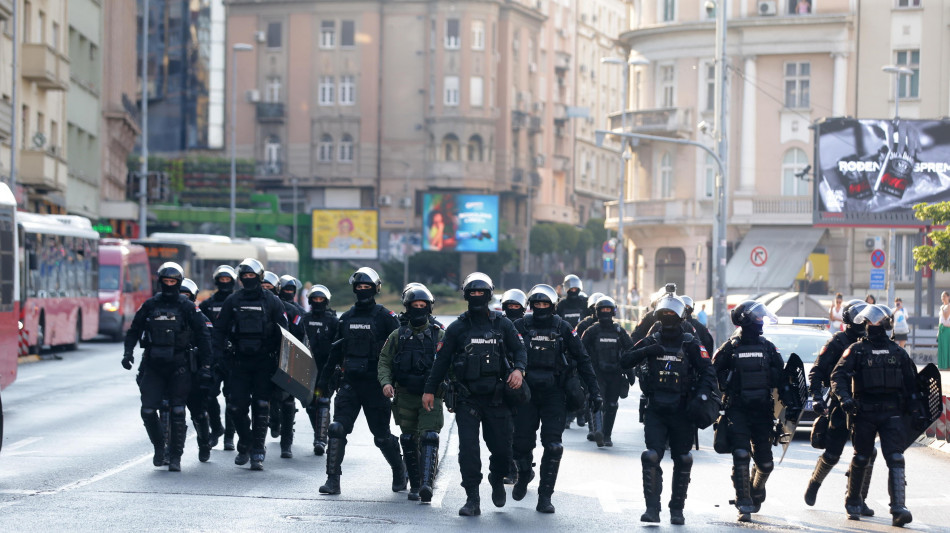 Proteste in Serbia, incidenti e tafferugli nella notte