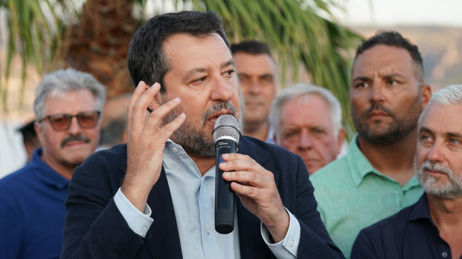 Salvini, sgombro Leoncavallo, finalmente si cambia. Afuera!