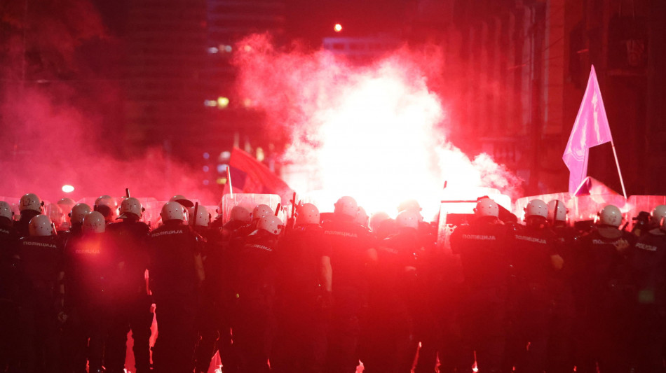 Belgrado, la polizia respinge gruppi di manifestanti violenti