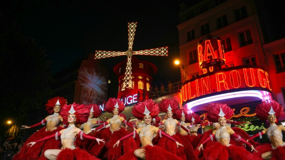 Cancan und Feuerwerk: Windmühlenflügel des Pariser Moulin Rouge drehen sich wieder