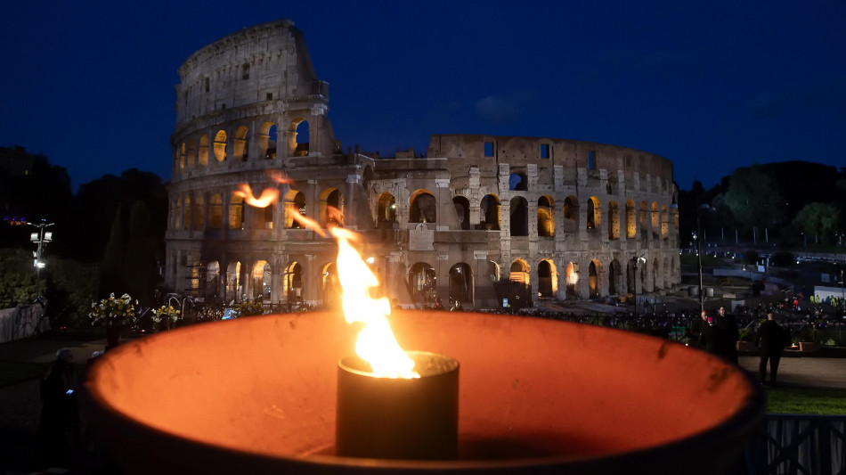 Al via al Colosseo la Via Crucis, con i testi del Papa