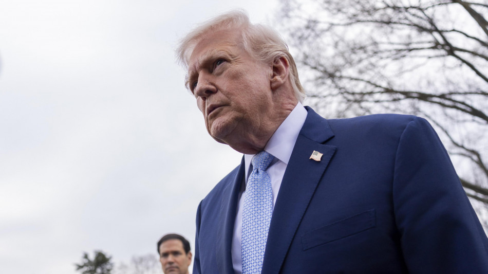 Trump, '&egrave; in corso un cambio di regime in Iran'