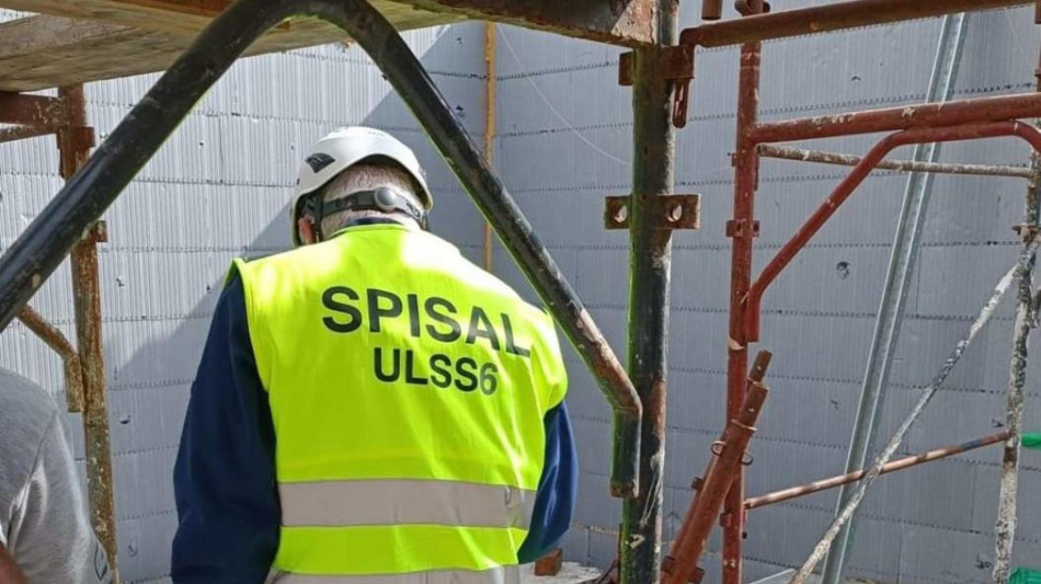 Incendio in azienda, operaio muore sotto macchinario