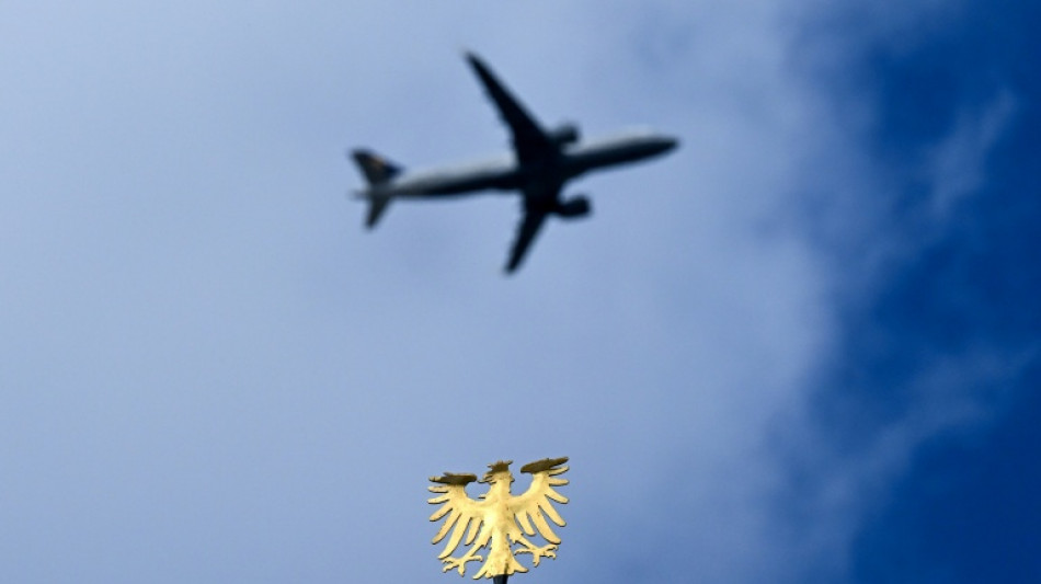 Un 20% de los puestos administrativos de grupo a&eacute;reo Lufthansa est&aacute;n bajo amenaza, seg&uacute;n dos fuentes