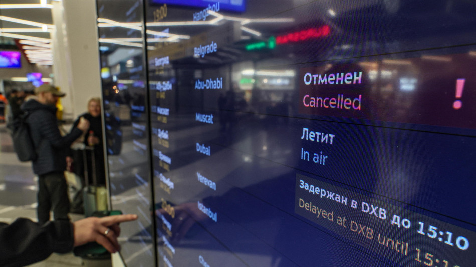 Ondata di droni ucraini, chiusi tutti gli aeroporti di Mosca per sicurezza