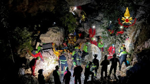 Frana in grotta Sardegna, si scava nel cunicolo dove c'&egrave; lo speleologo